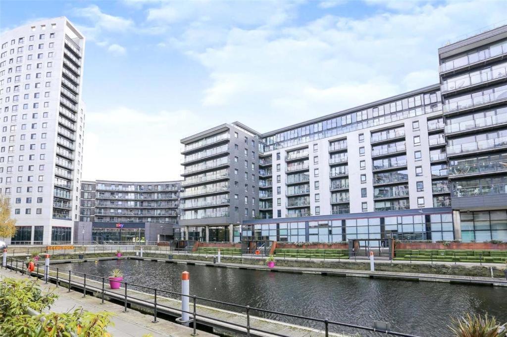Modern Leeds Dock &free Secure Parking! Leeds (West Yorkshire)