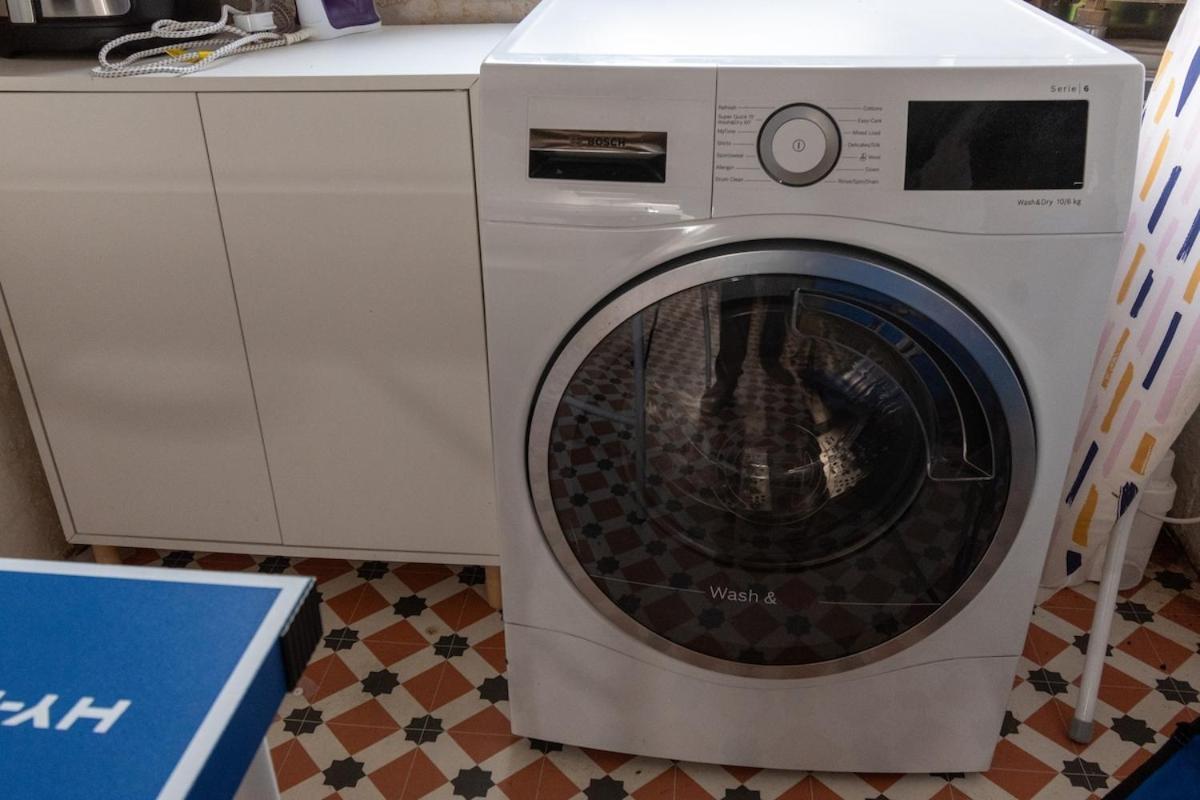 Stylish In Leeds 10 Mins From Centre Holiday home *