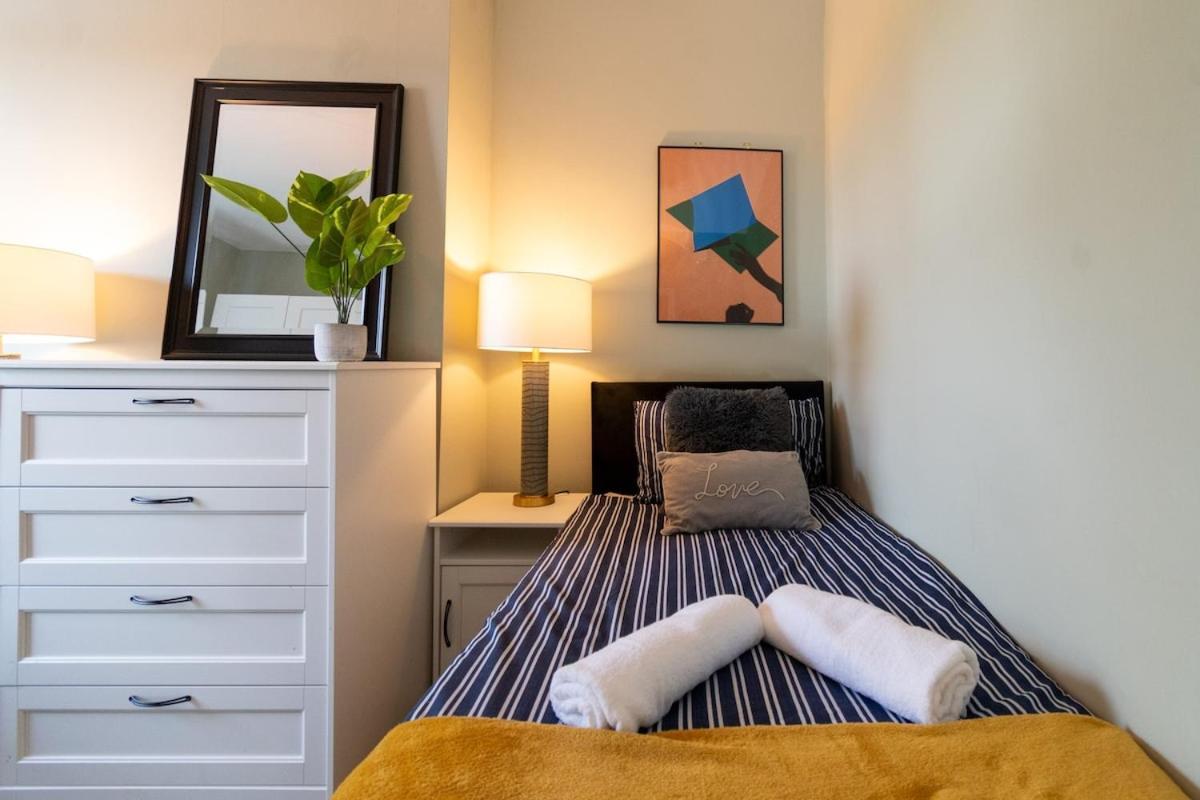 Stylish In 10 Mins From Centre * Leeds (West Yorkshire)