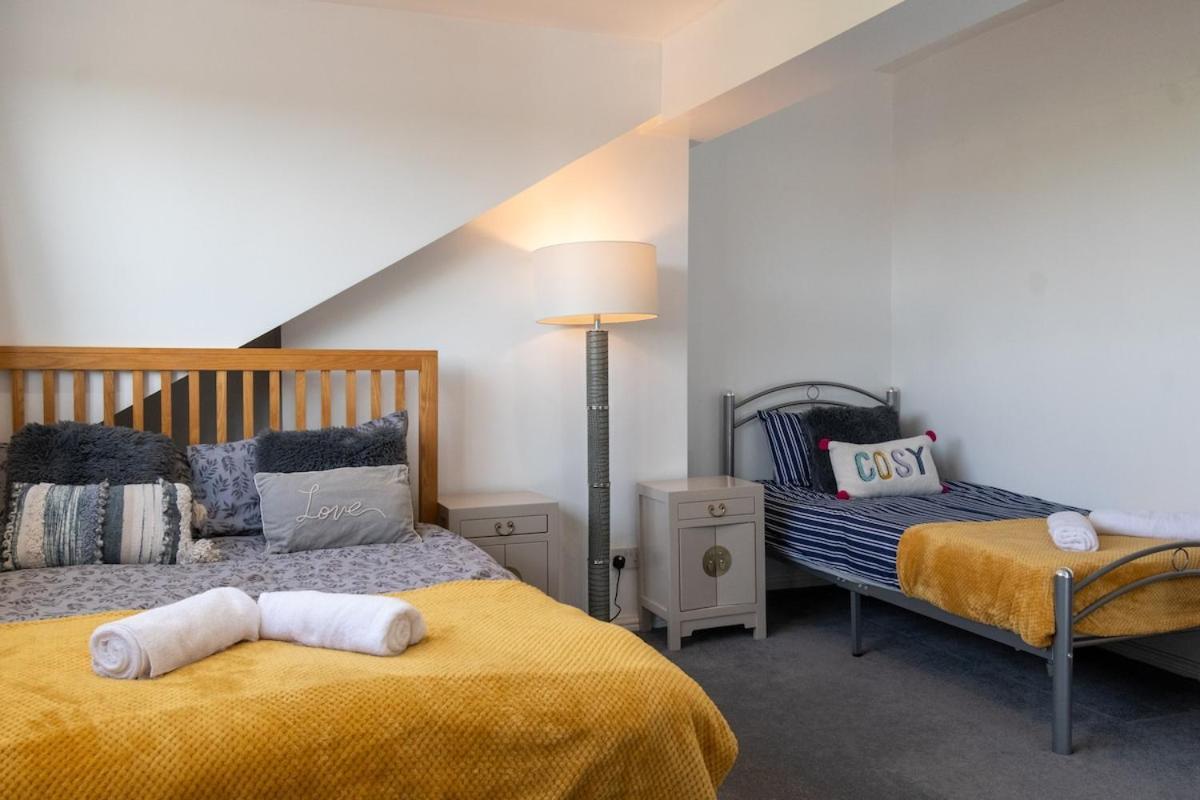 Stylish In Leeds 10 Mins From Centre Holiday home *