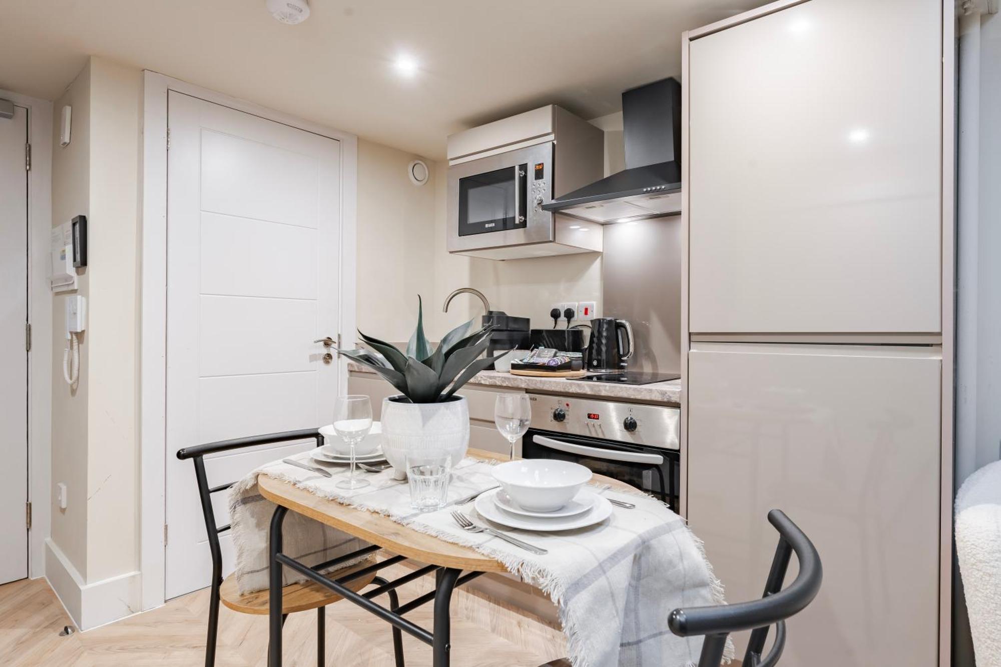 Luxury Tower, Penthouse & Split Level In Centre Apartment *