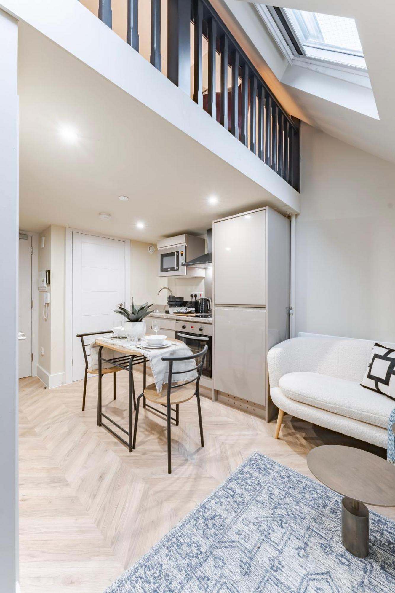 Luxury Tower, Penthouse & Split Level In Centre *