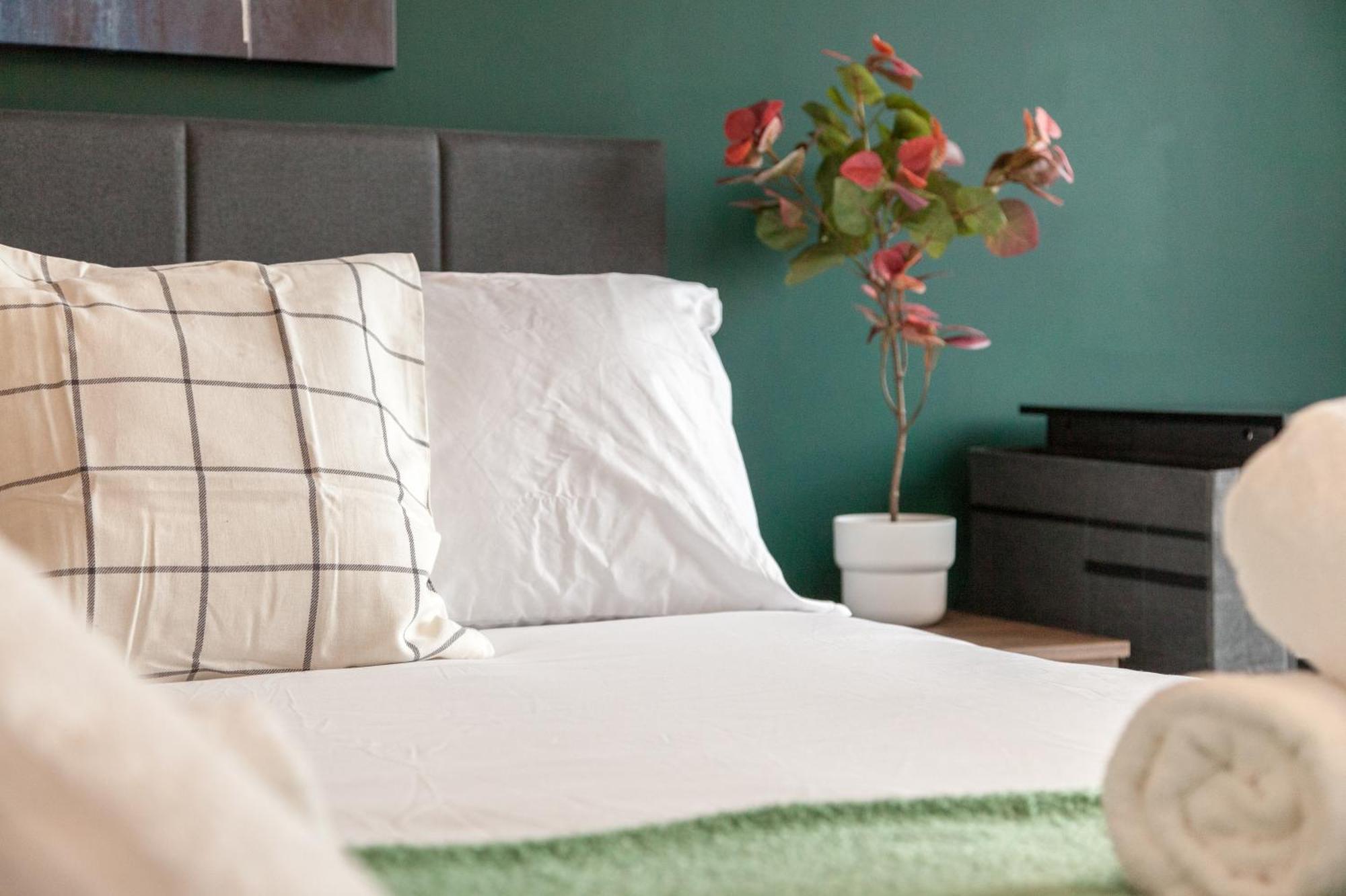 Springwell Gardens Near Leeds Station & Centre * Leeds (West Yorkshire)