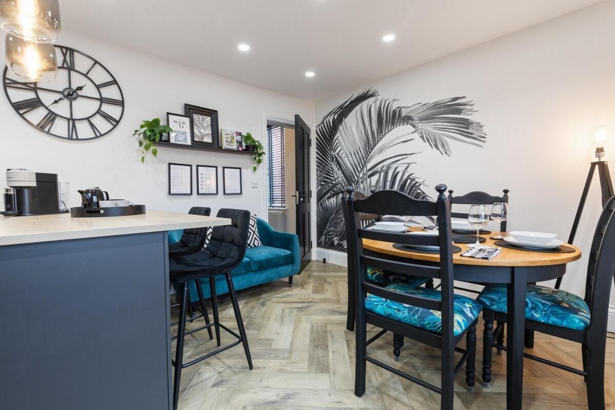 View: Elegant Roundhay With Ev Charging Apartment *