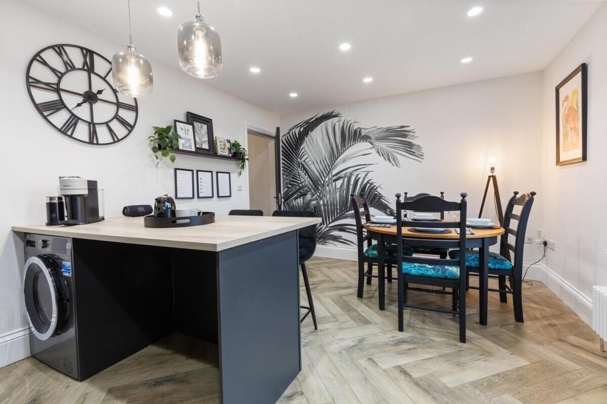 View: Elegant Roundhay With Ev Charging Apartment Leeds (West Yorkshire)