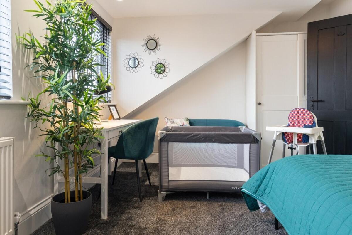 View: Elegant Roundhay With Ev Charging Apartment