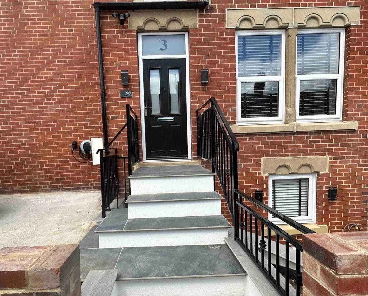 View: Elegant Roundhay With Ev Charging Apartment *