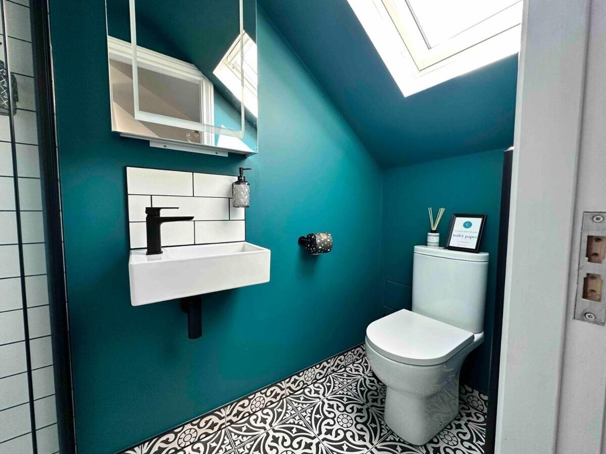 View: Elegant Roundhay With Ev Charging Apartment Leeds (West Yorkshire)