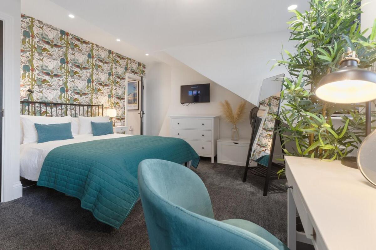 View: Elegant Roundhay With Ev Charging Apartment *
