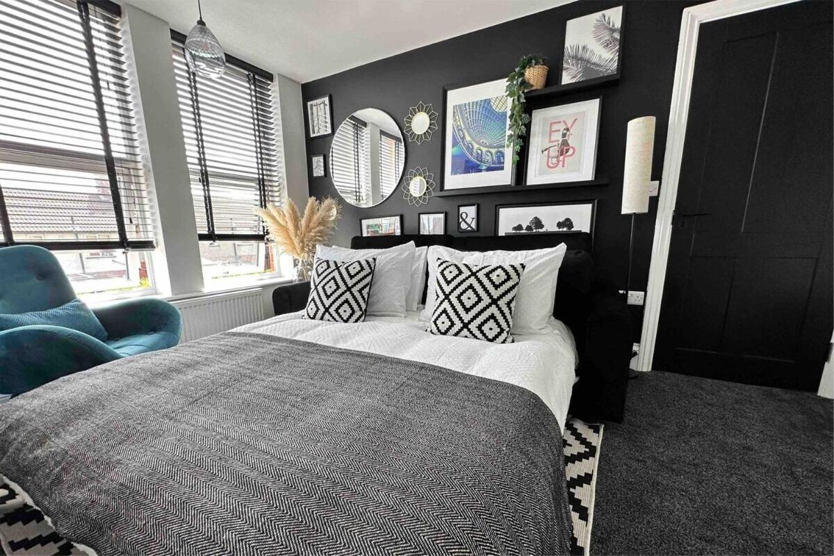 Apartment View: Elegant Roundhay With Ev Charging *