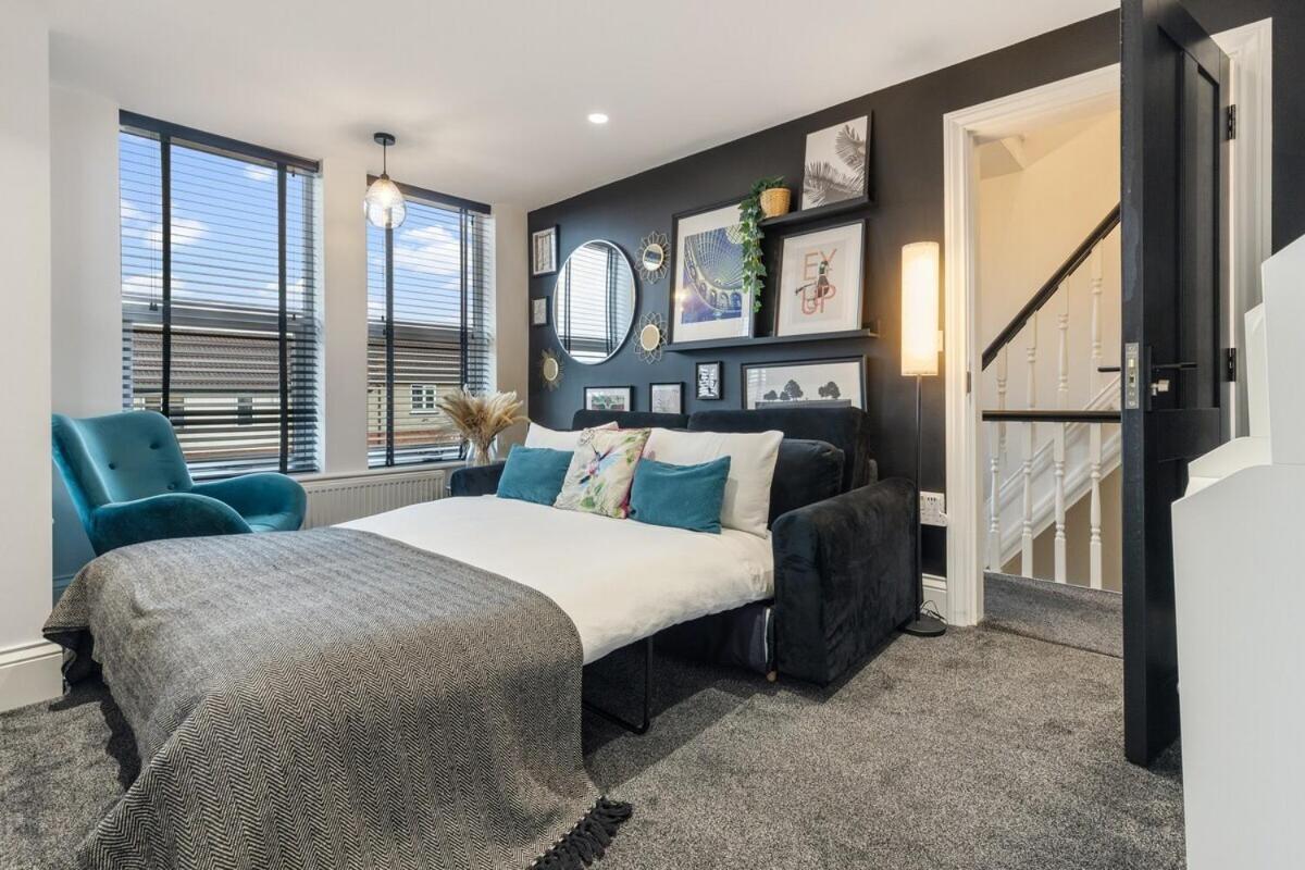 View: Elegant Roundhay With Ev Charging Apartment Leeds (West Yorkshire)