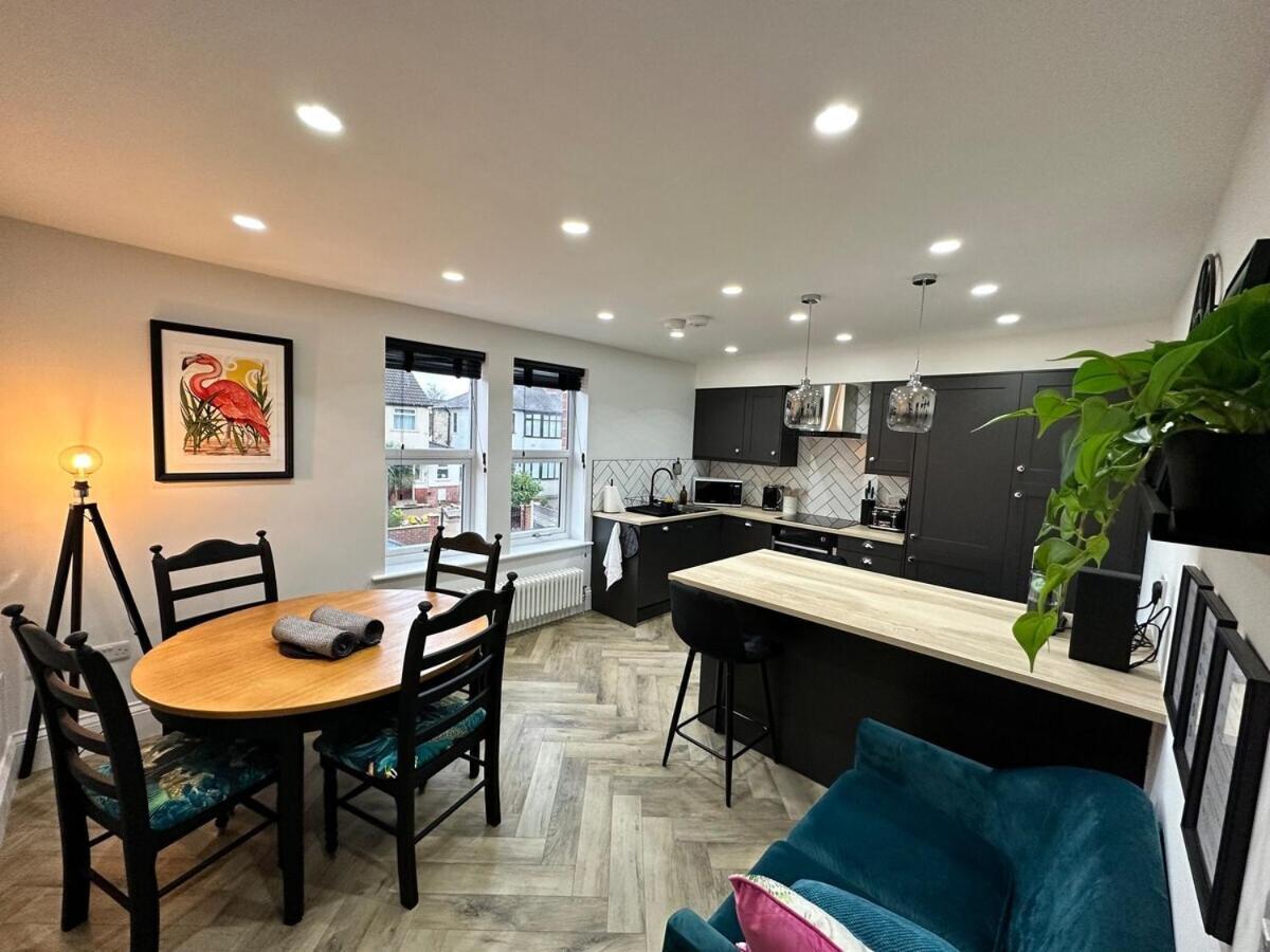 Apartment View: Elegant Roundhay With Ev Charging
