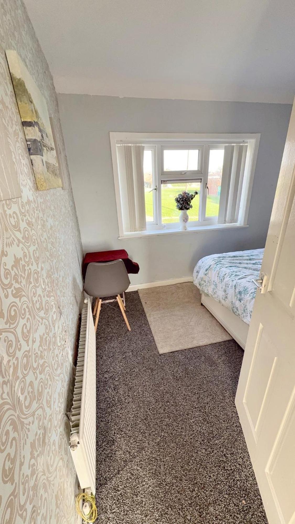 4 Spacious Bedroom House Seacroft With A Drive