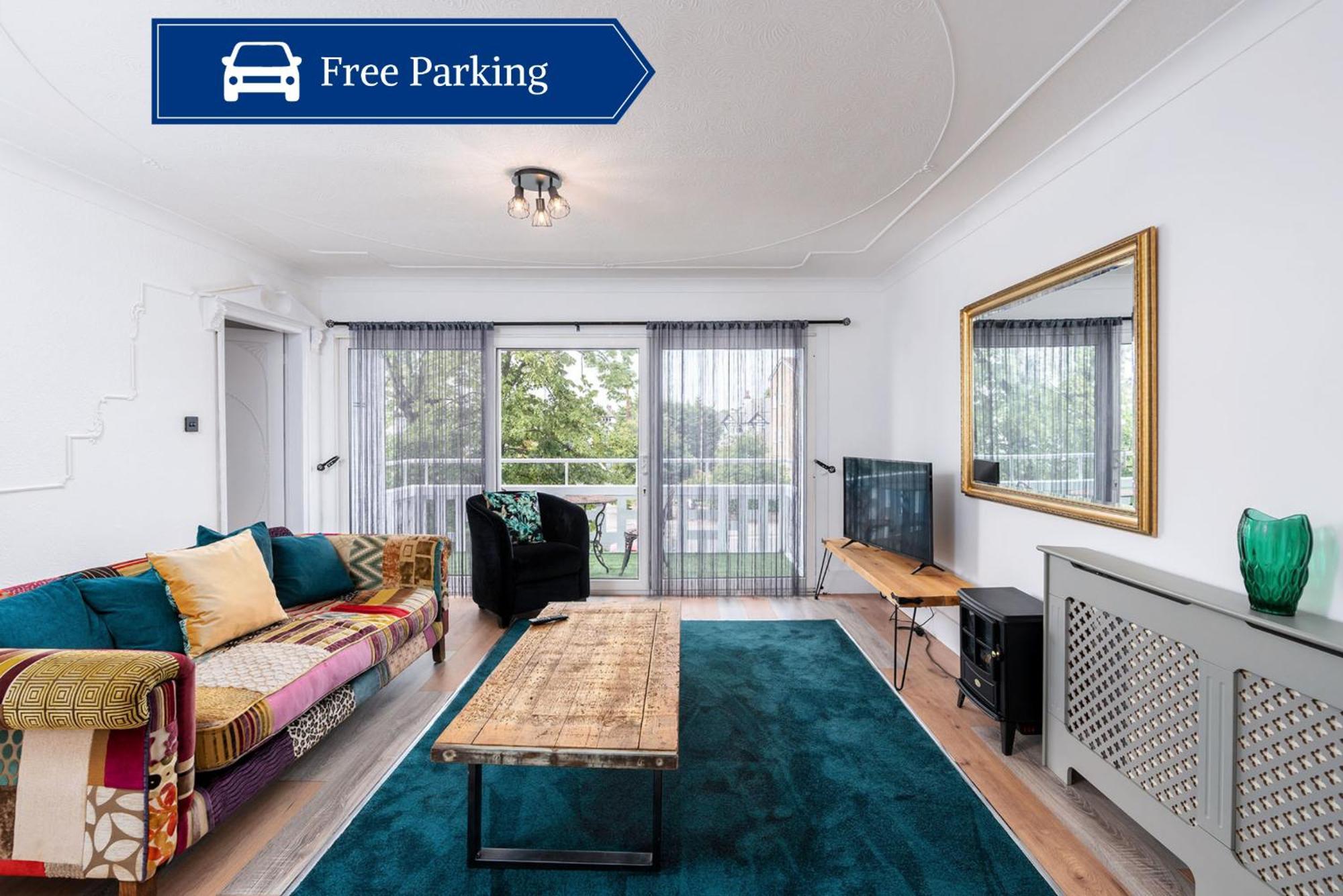 Chic 3 Bedroom With Balcony & Free Parking