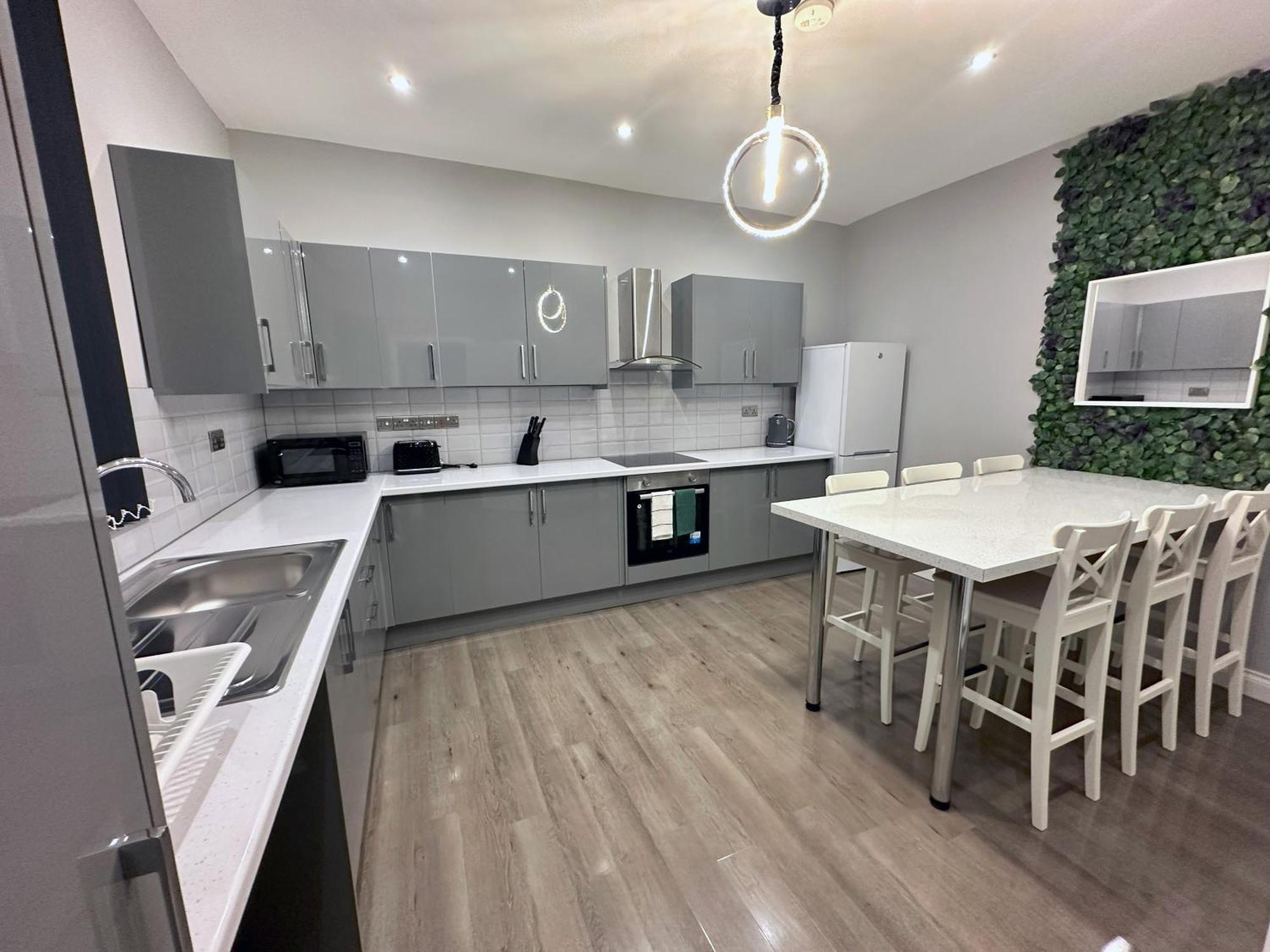 Modernised 4 Bedroom House Close To Centre, Kep Apartment Leeds (West Yorkshire)
