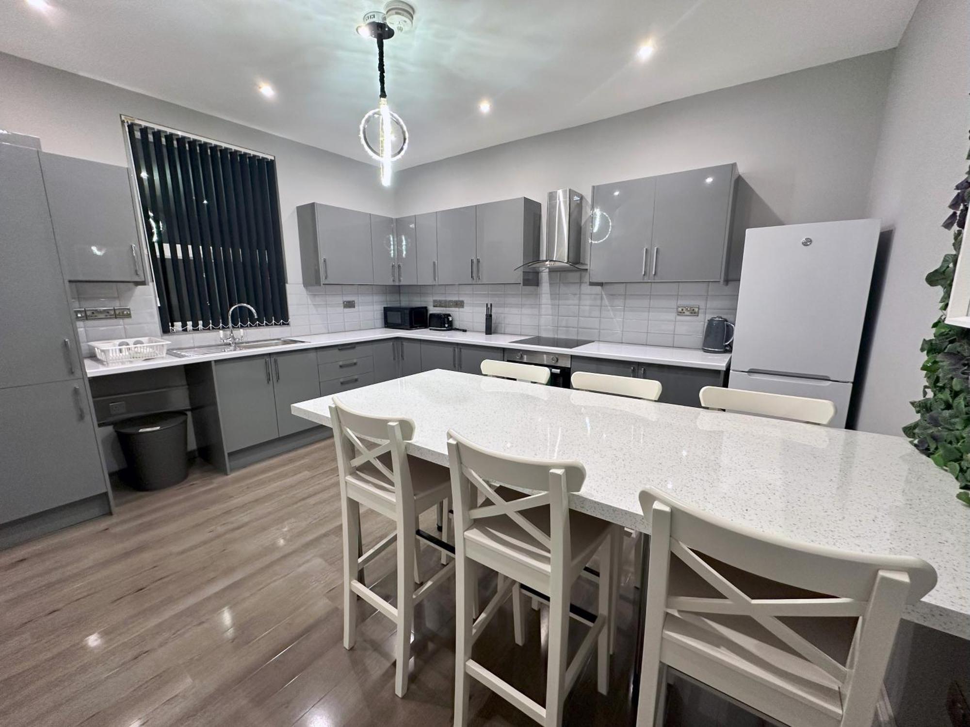 Modernised 4 Bedroom House Close To Centre, Kep * Leeds (West Yorkshire)