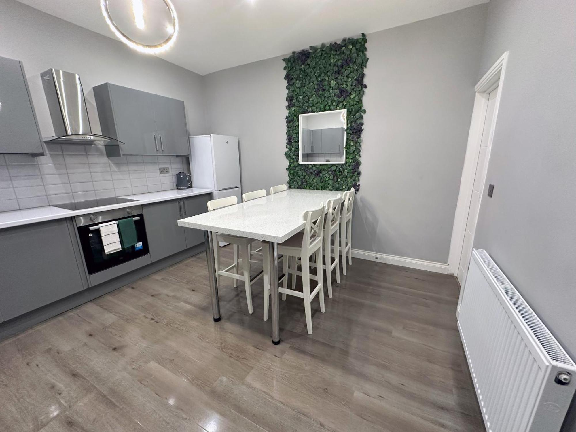 Modernised 4 Bedroom House Close To Centre, Kep Leeds (West Yorkshire)