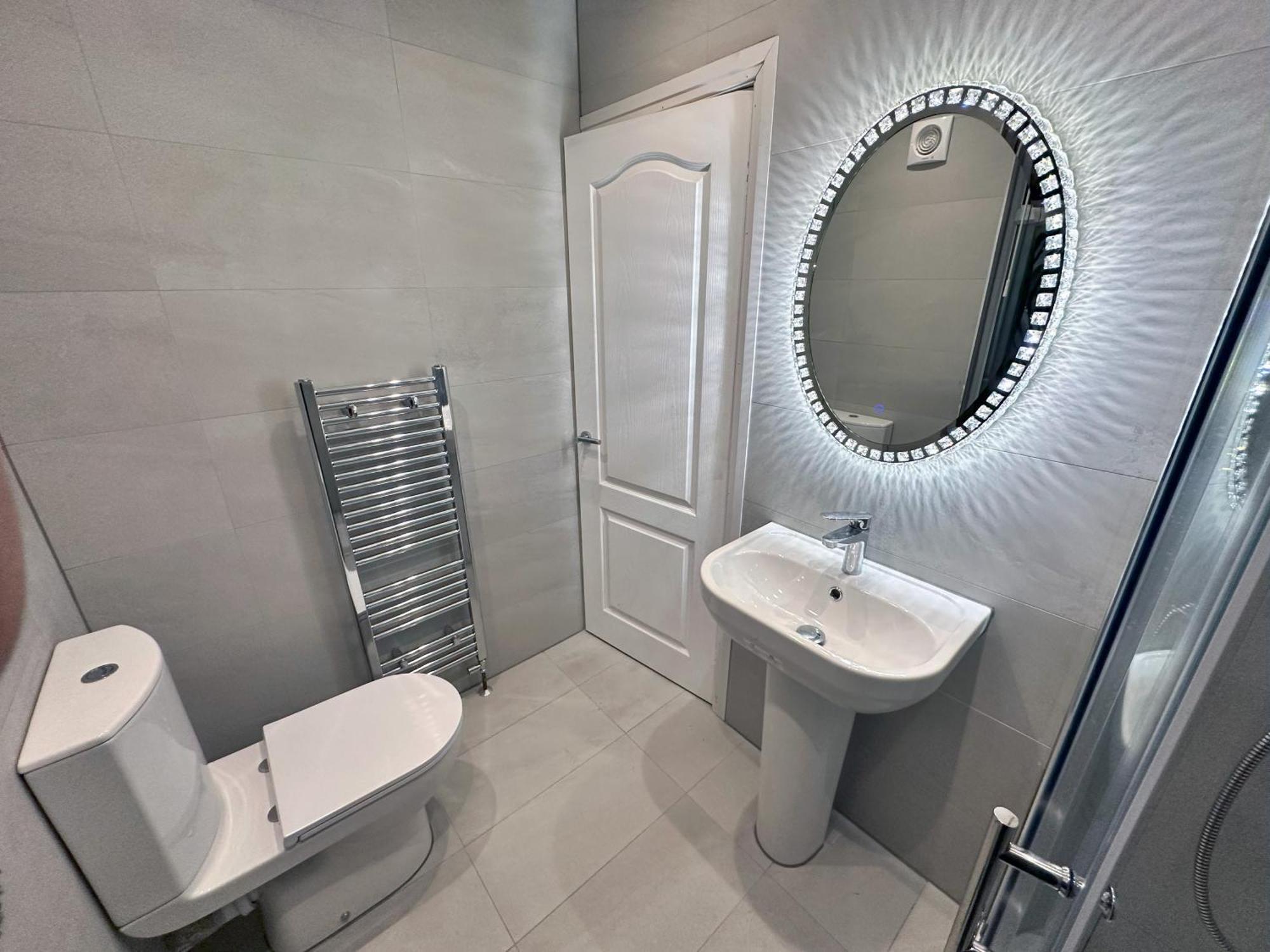 Modernised 4 Bedroom House Close To Centre, Kep * Leeds (West Yorkshire)