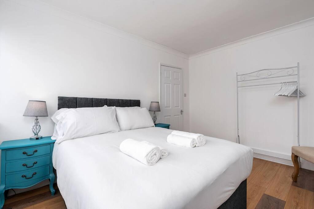 Chic 3 Bedroom With Balcony & Free Parking * Leeds (West Yorkshire)