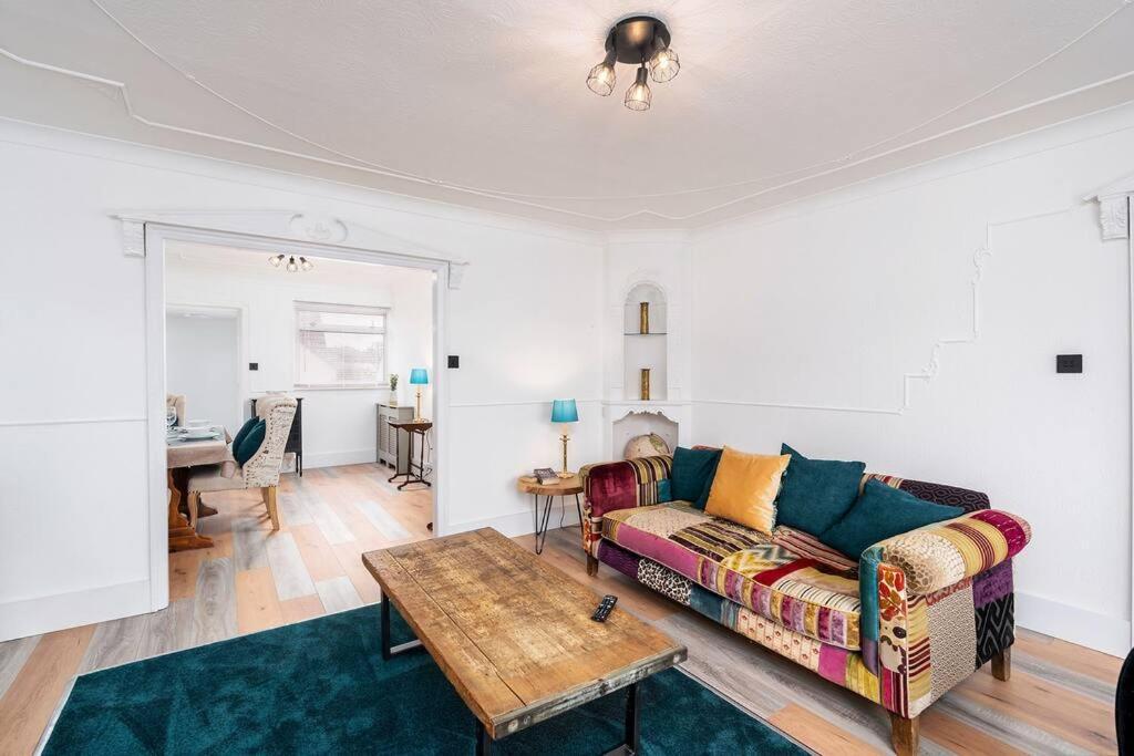Apartment Chic 3 Bedroom With Balcony & Free Parking