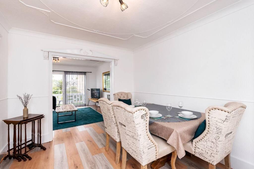 Chic 3 Bedroom With Balcony & Free Parking * Leeds (West Yorkshire)