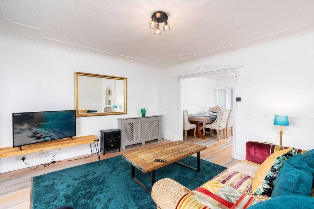 Apartment Chic 3 Bedroom With Balcony & Free Parking Leeds (West Yorkshire)