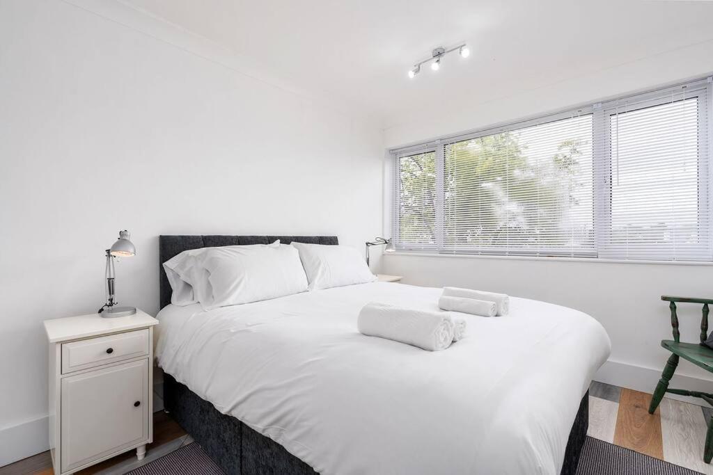 Apartment Chic 3 Bedroom With Balcony & Free Parking