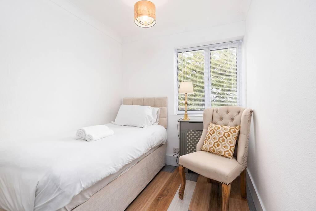 Chic 3 Bedroom With Balcony & Free Parking Apartment Leeds (West Yorkshire)