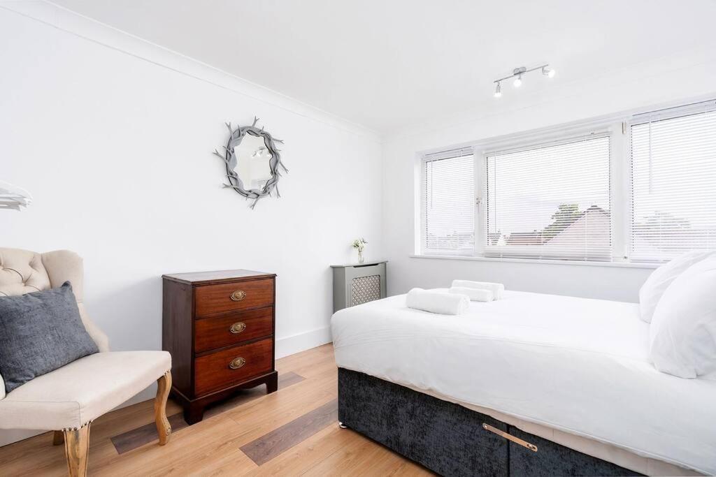 Chic 3 Bedroom With Balcony & Free Parking *