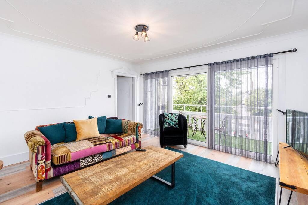 Chic 3 Bedroom With Balcony & Free Parking *