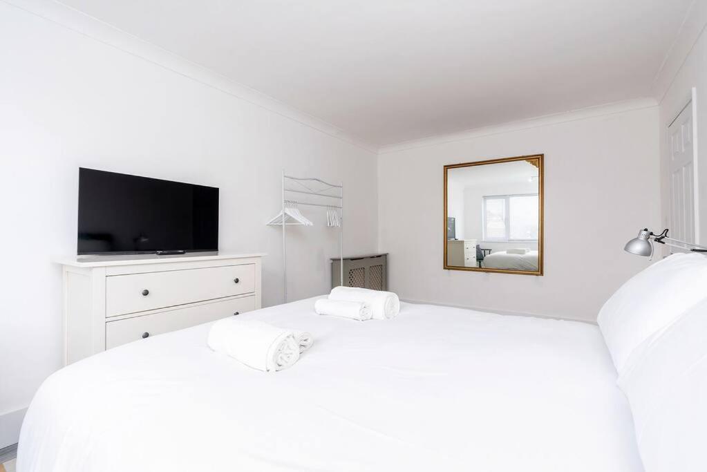 Chic 3 Bedroom With Balcony & Free Parking