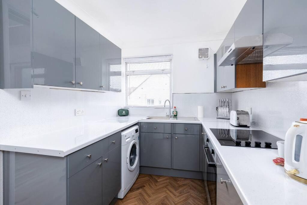 Chic 3 Bedroom With Balcony & Free Parking Leeds (West Yorkshire)