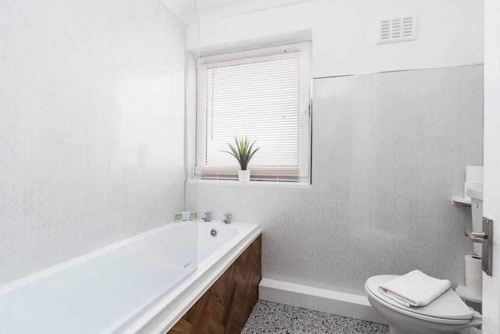 Chic 3 Bedroom With Balcony & Free Parking Leeds (West Yorkshire)