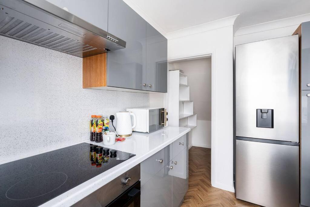 Chic 3 Bedroom With Balcony & Free Parking Apartment *