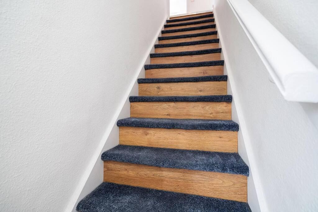Chic 3 Bedroom With Balcony & Free Parking Apartment *