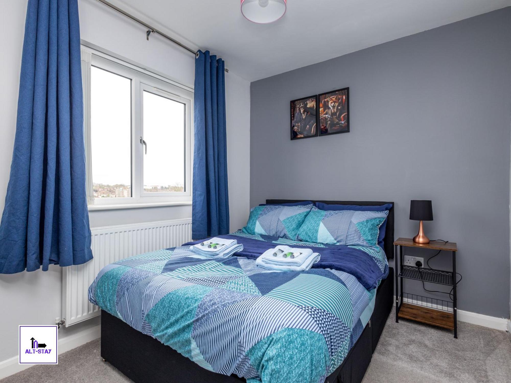 Alt-stay Ring Rd - 2x Adjacent 3 Bed Homes - Parking & Fast Fibre Wi-fi - Ideal For Large Groups, Contractors & Long Apartment