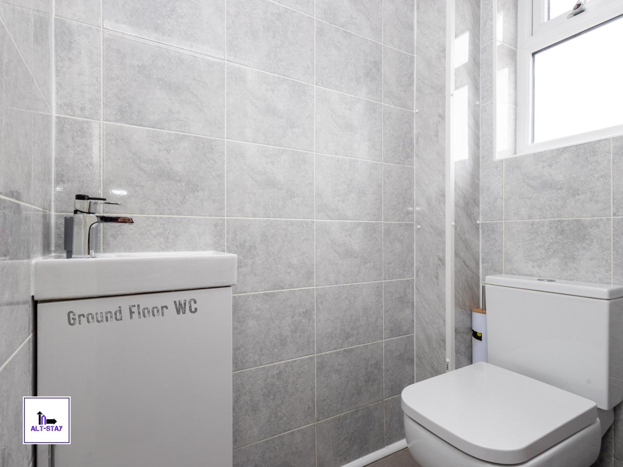 Alt-stay Ring Rd - 2x Adjacent 3 Bed Homes - Parking & Fast Fibre Wi-fi - Ideal For Large Groups, Contractors & Long *