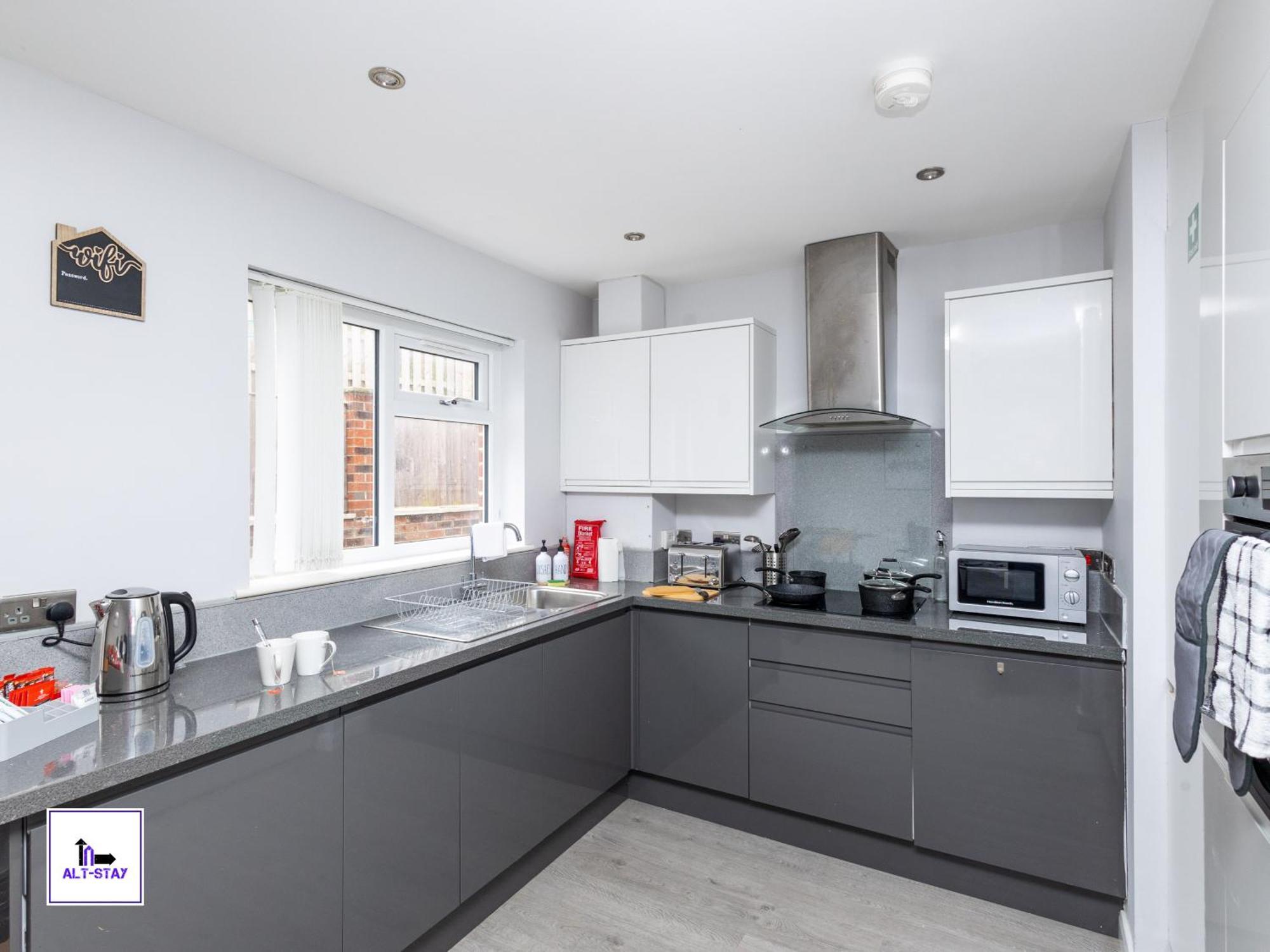 Alt-stay Ring Rd - 2x Adjacent 3 Bed Homes - Parking & Fast Fibre Wi-fi - Ideal For Large Groups, Contractors & Long