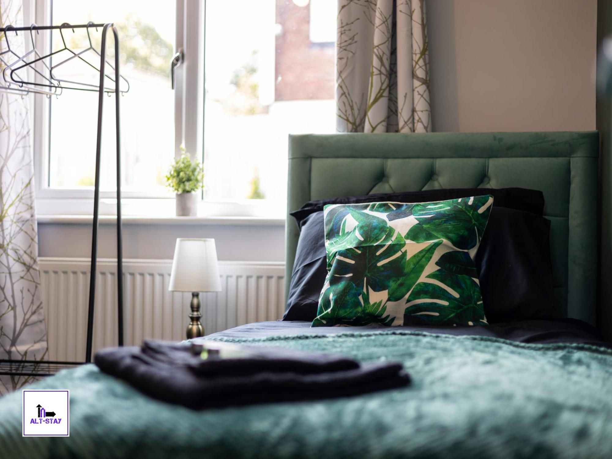 Alt-stay Ring Rd - 2x Adjacent 3 Bed Homes - Parking & Fast Fibre Wi-fi - Ideal For Large Groups, Contractors & Long