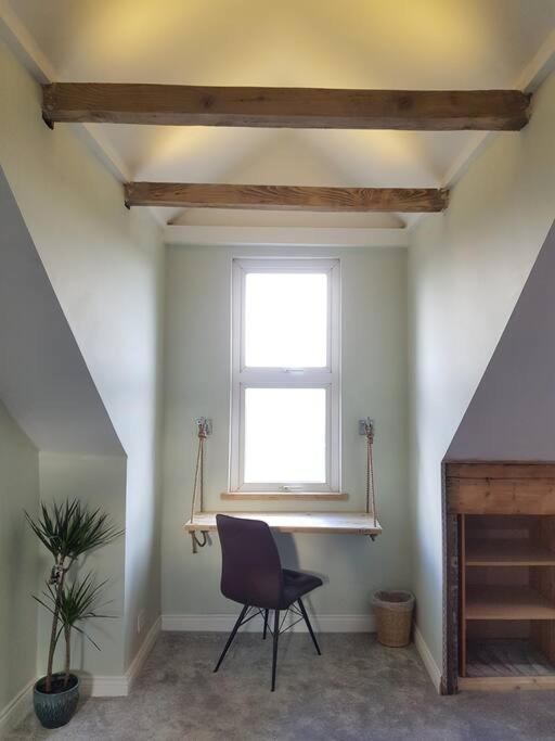 Self-contained Attic Flat, 15 Mins From The Centre Apartment Leeds (West Yorkshire)