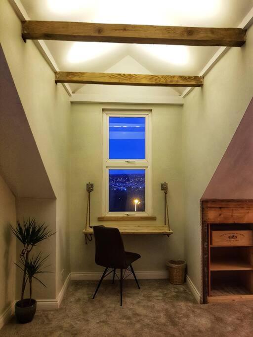 Apartment Self-contained Attic Flat, 15 Mins From The Centre