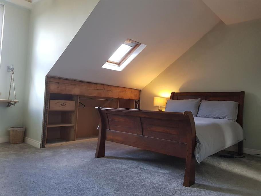 Self-contained Attic Flat, 15 Mins From The Centre