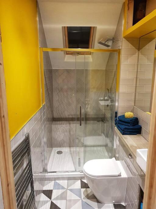 Self-contained Attic Flat, 15 Mins From The Centre * Leeds (West Yorkshire)