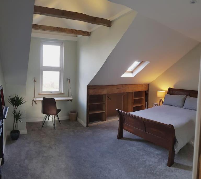 Self-contained Attic Flat, 15 Mins From The Centre *