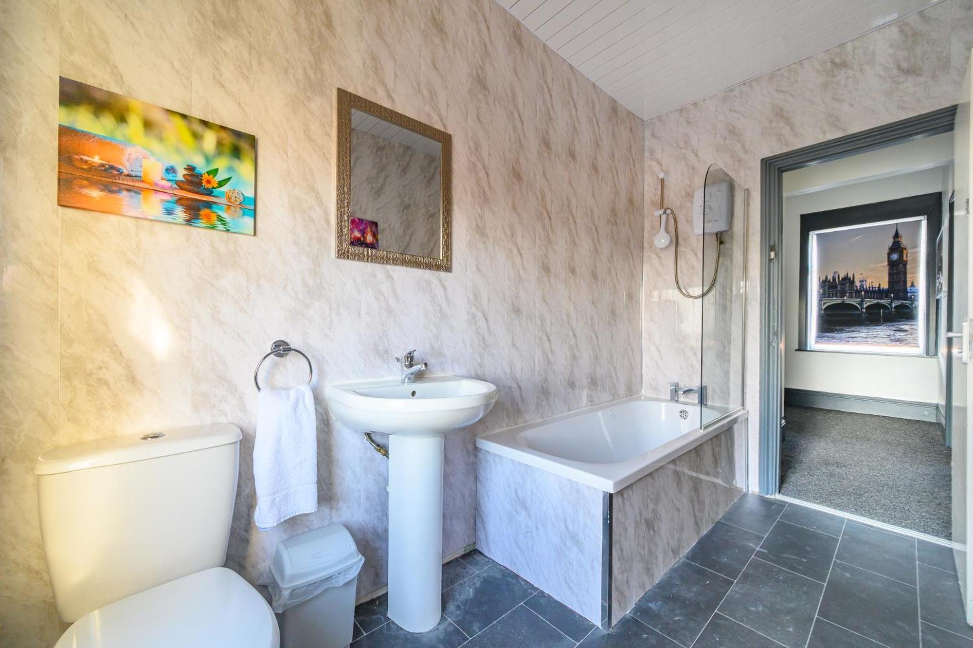 Guest house -ra27a- For Your Relaxed, Cosy Stay, Free Parking Leeds (West Yorkshire)