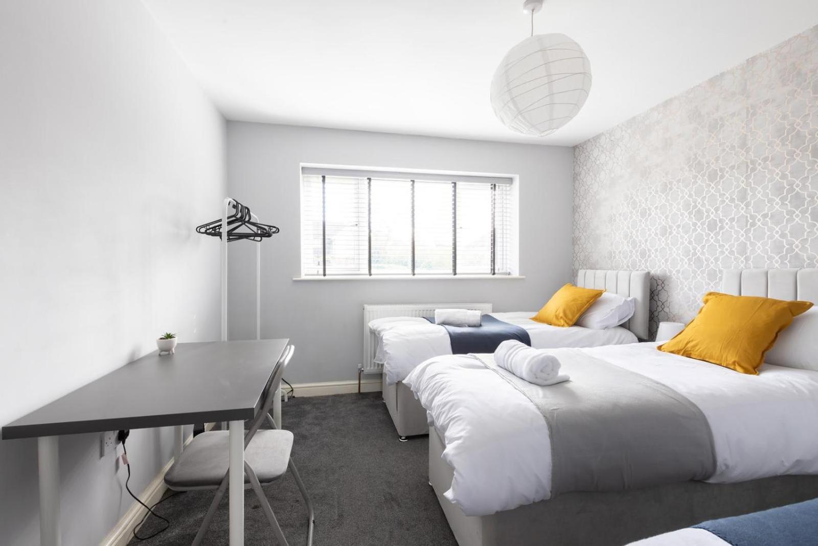 Large Contractor House/ Fits 10/ Free Parking/discount Long Term Apartment Leeds (West Yorkshire)