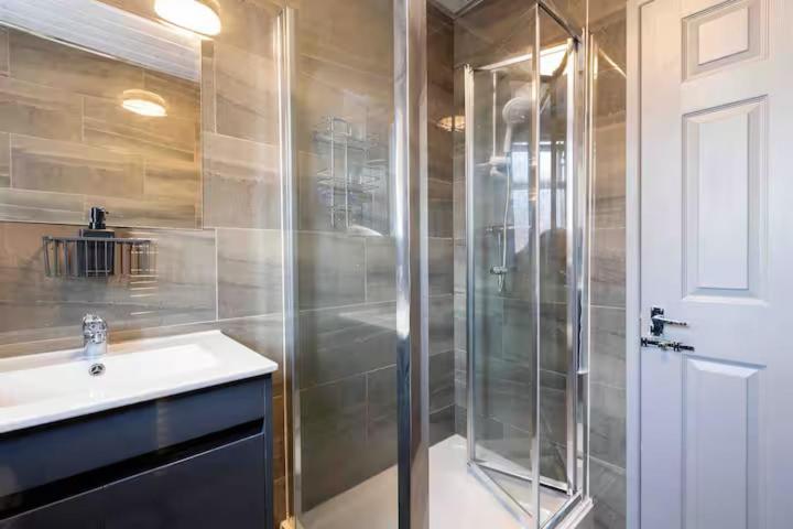 Pet-Friendly 3Br Home, Sleeps 7, 1 Mile From City Centre Apartment