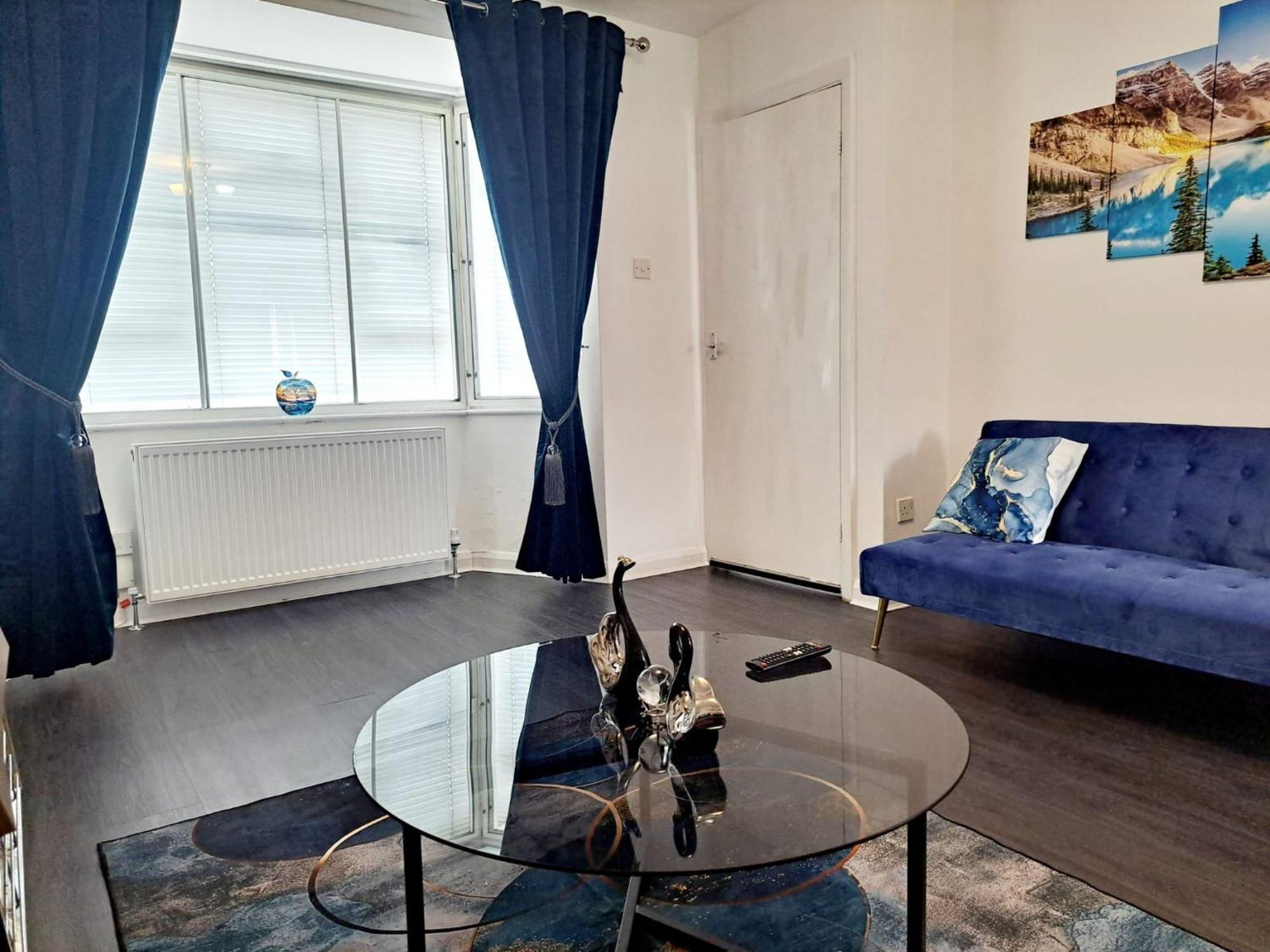 Holiday home 2 Bedroom House In Leeds - Sleeps 5 Wifi Parking *