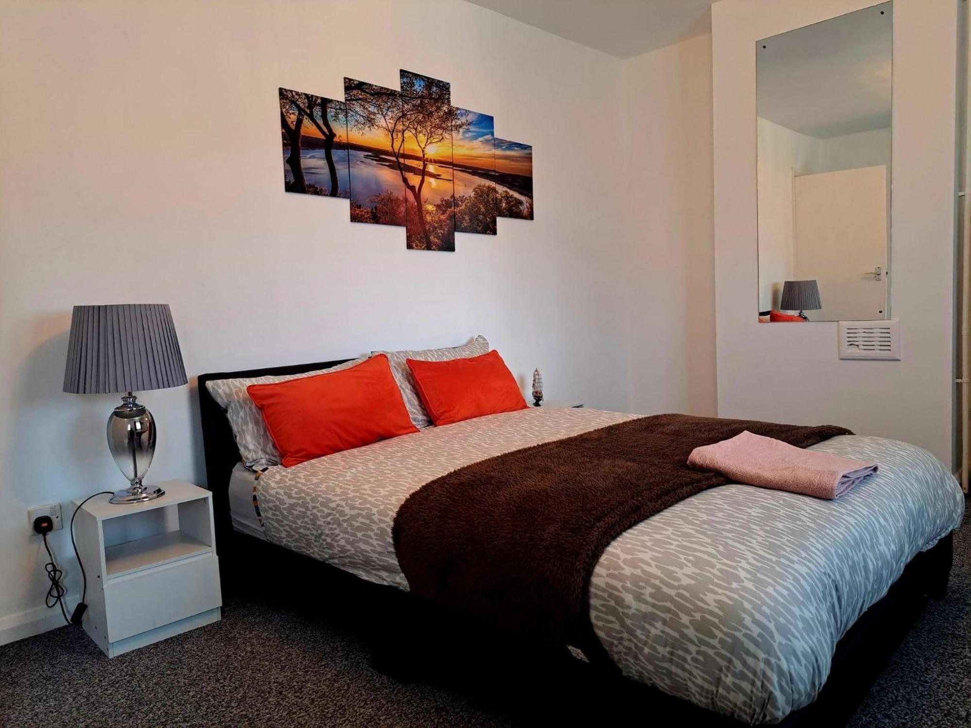 2 Bedroom House In Leeds - Sleeps 5 Wifi Parking *