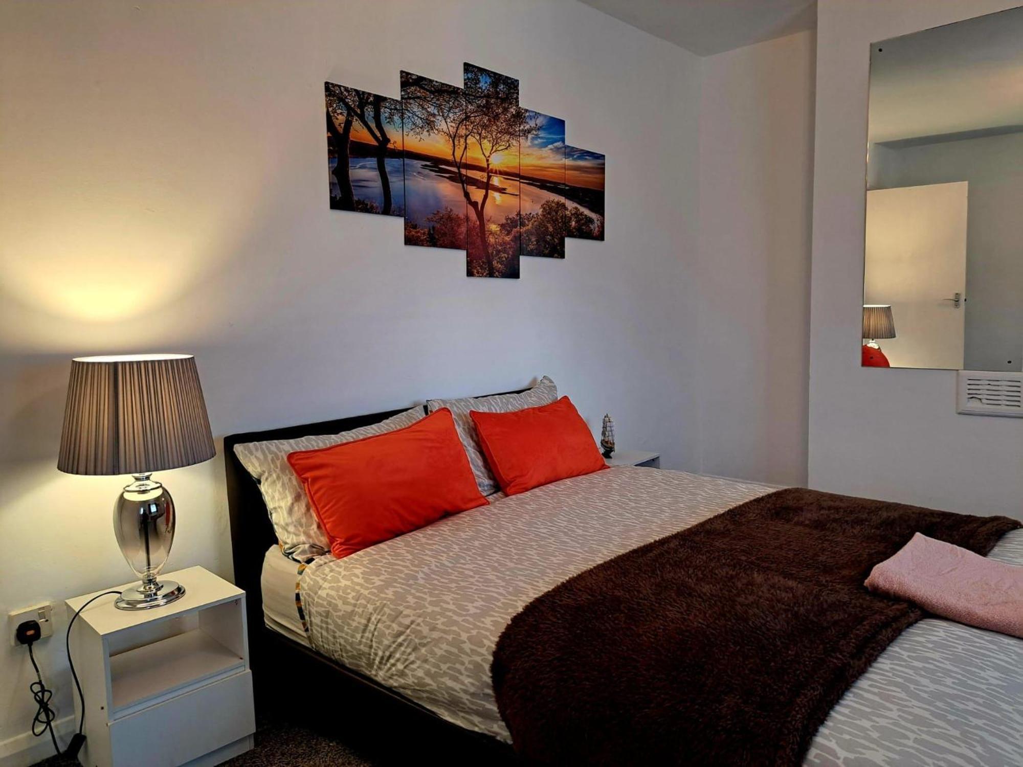 Holiday home 2 Bedroom House In Leeds - Sleeps 5 Wifi Parking